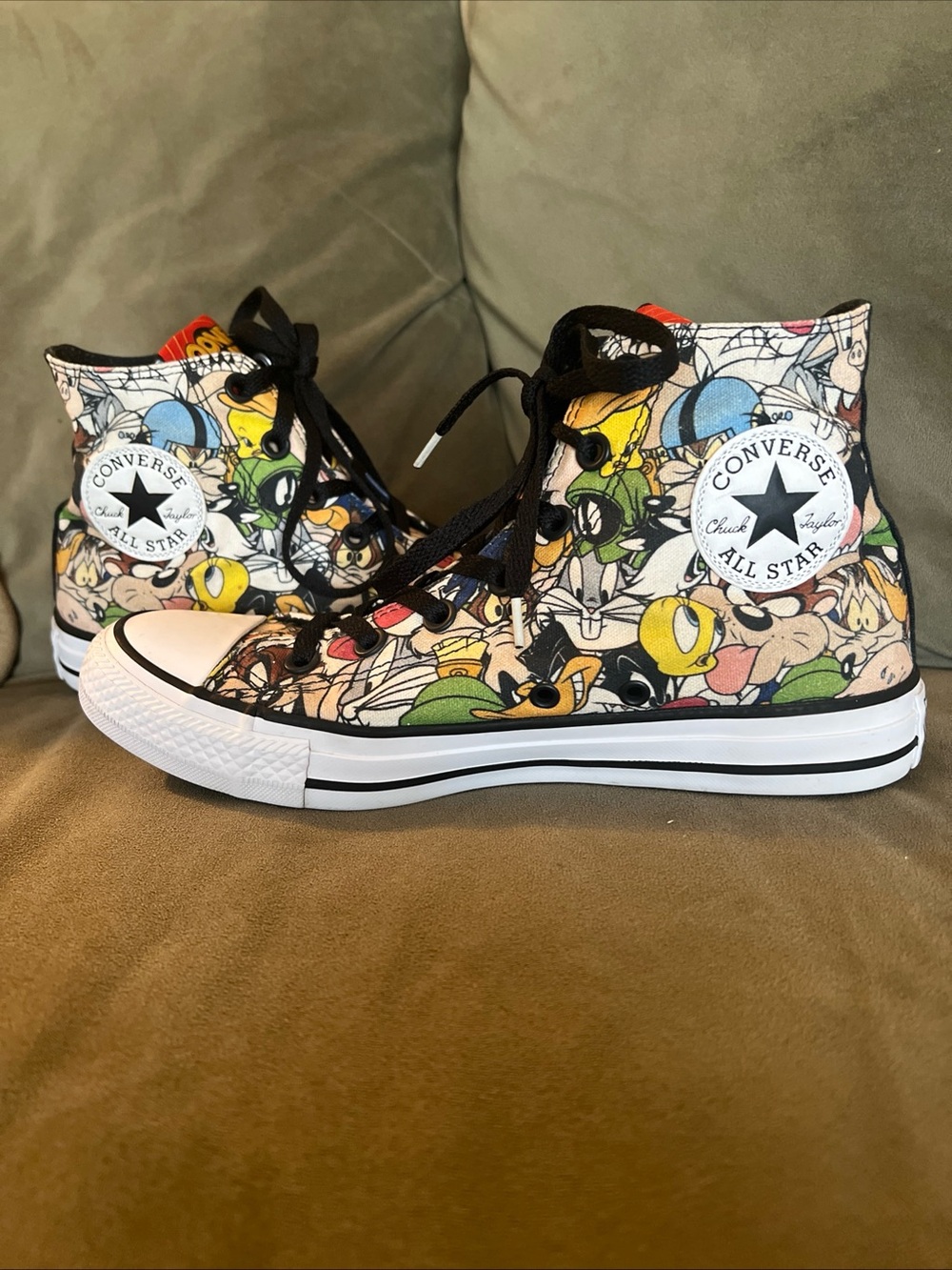 Converse Chuck Taylor All Star Looney Tunes Sneakers Women’s 8 Men’s 6